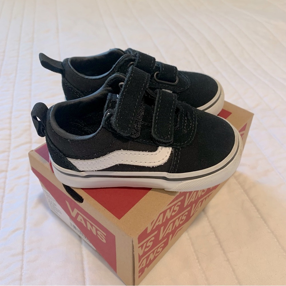 Vans • Ward V Baby/Kids Size 5 Sneakers - Black and White